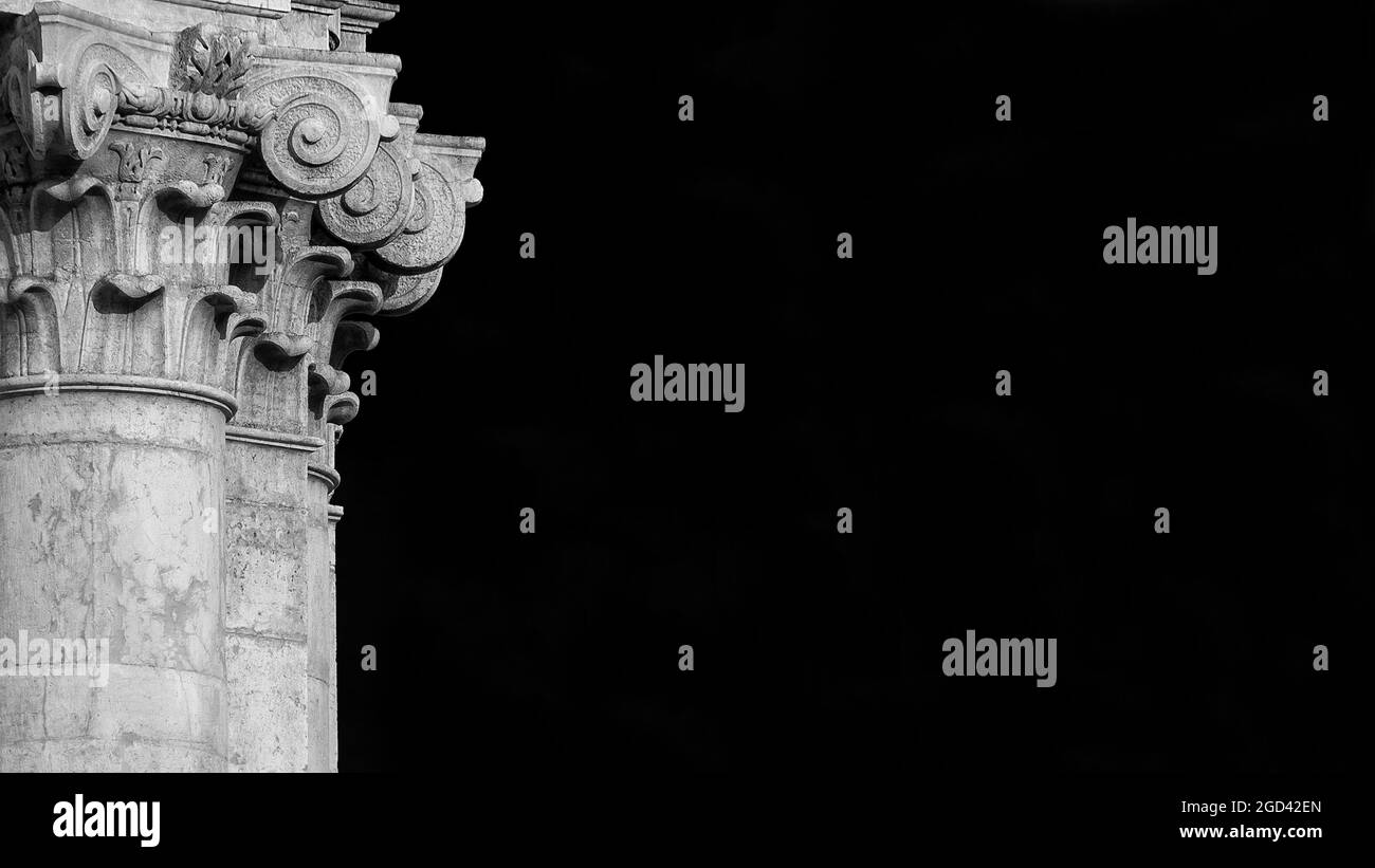 Architecture classique à Venise. Colonne corinthienne et capitale de l'église St Barnabas façade, érigée dans le 18ème siècle (Noir et blanc avec co Banque D'Images
