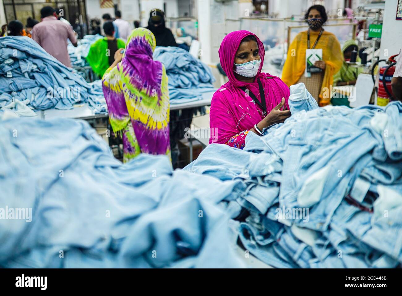 Dhaka, Bangladesh. 09e août 2021. Les travailleurs du vêtement prêt à l'emploi (RMG) portant des masques au visage pendant leur travail, par mesure de précaution contre la propagation du virus corona. (Photo par Sultan Mahmud Mukut/SOPA image/Sipa USA) crédit: SIPA USA/Alay Live News Banque D'Images