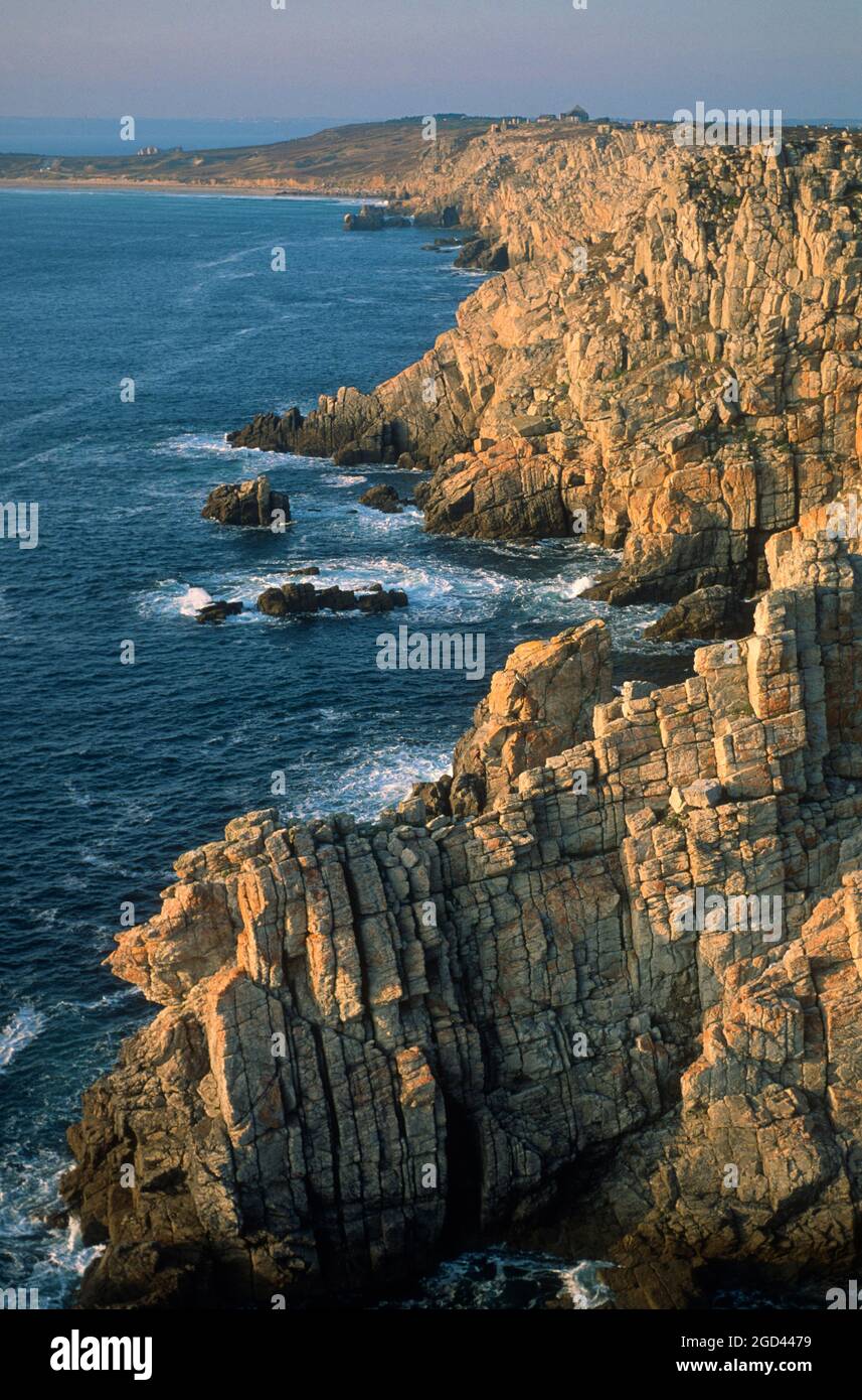 FINISTÈRE (29) BRETAGNE, PÉNINSULE DE CROZON, POINTE DE PENHIR ET SES ROCHERS, FRANCE Banque D'Images