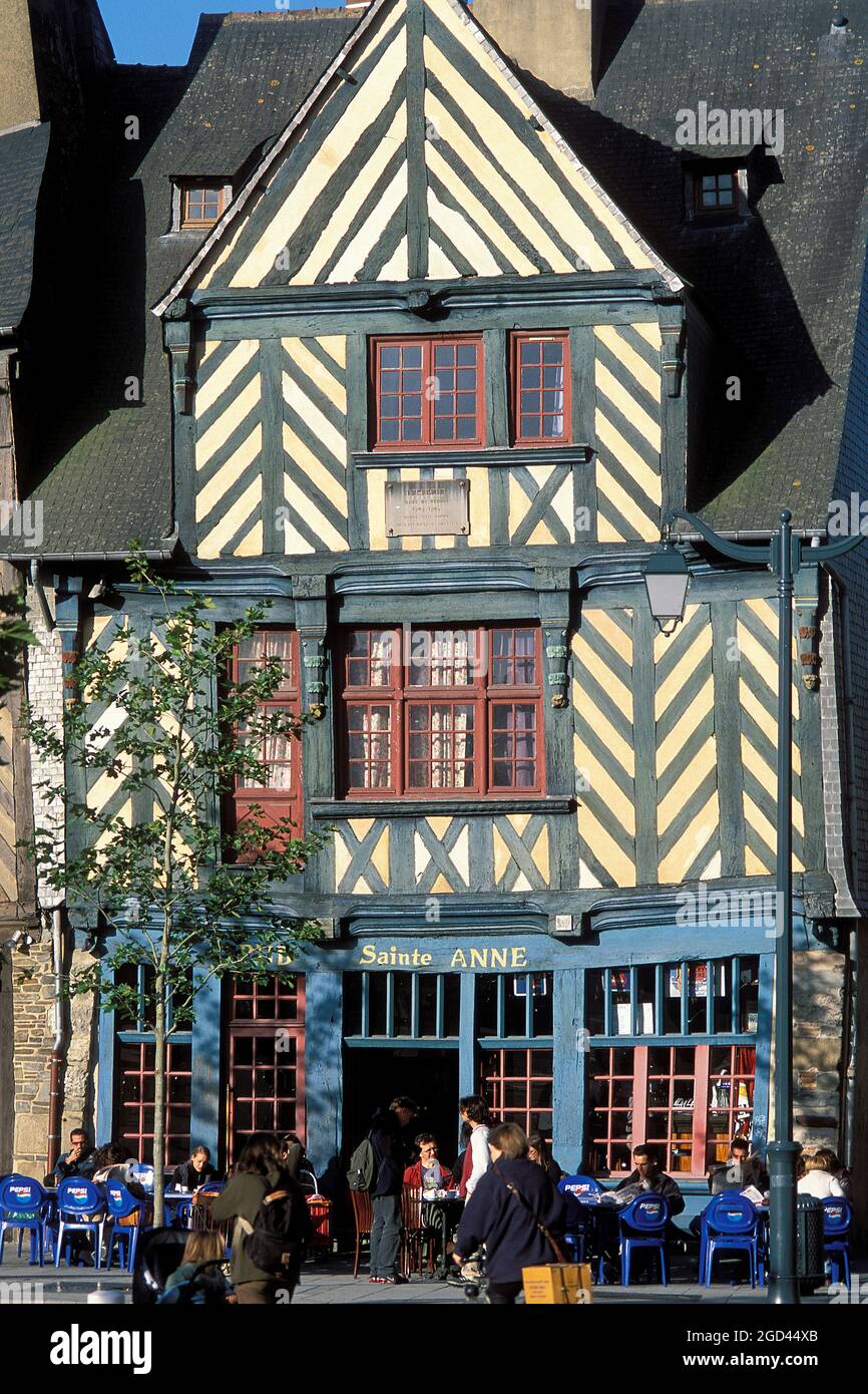 FRANCE, ILLE ET VILAINE (35), RENNES, PLACE SAINTE ANNE, DOMICILE LEPERDIT, MAIRE DE 1793 À 1795, DEVENU UN CAFÉ AVEC SA TERRASSE, BRETAGNE Banque D'Images