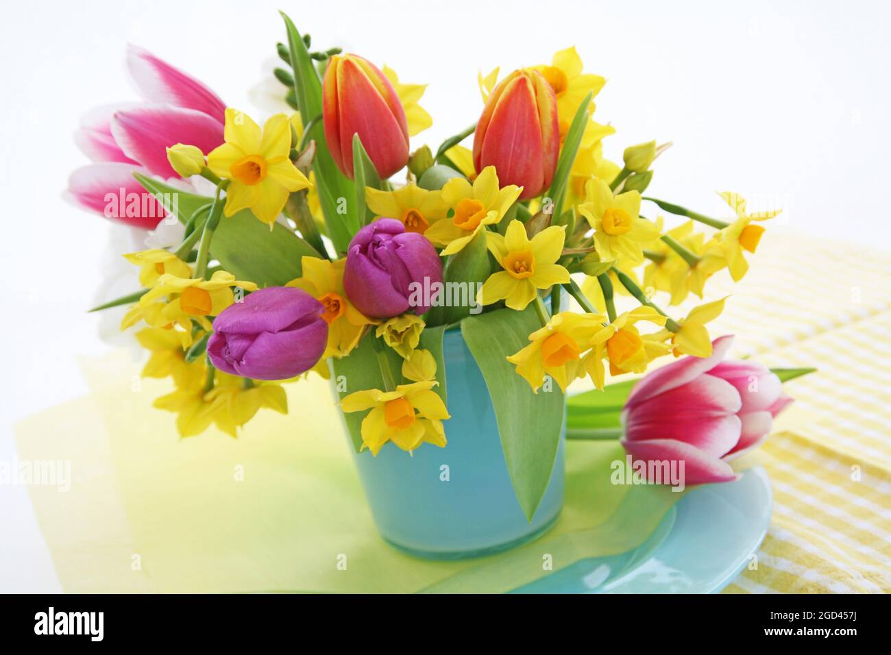 botanique, tulipes et narcisse dans un vase en verre bleu contre une fenêtre, DROITS-SUPPLÉMENTAIRES-AUTORISATION-INFO-NON-DISPONIBLE Banque D'Images