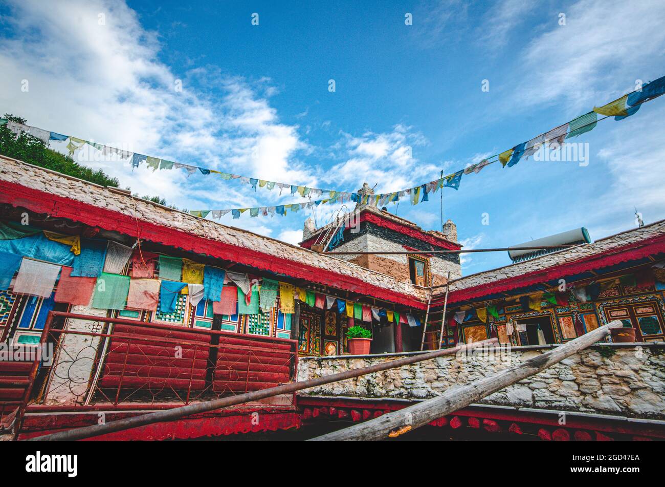 Maisons tibétaines artistiques traditionnelles suspendues avec des drapeaux de prière pour envoyer des bénédictions Banque D'Images