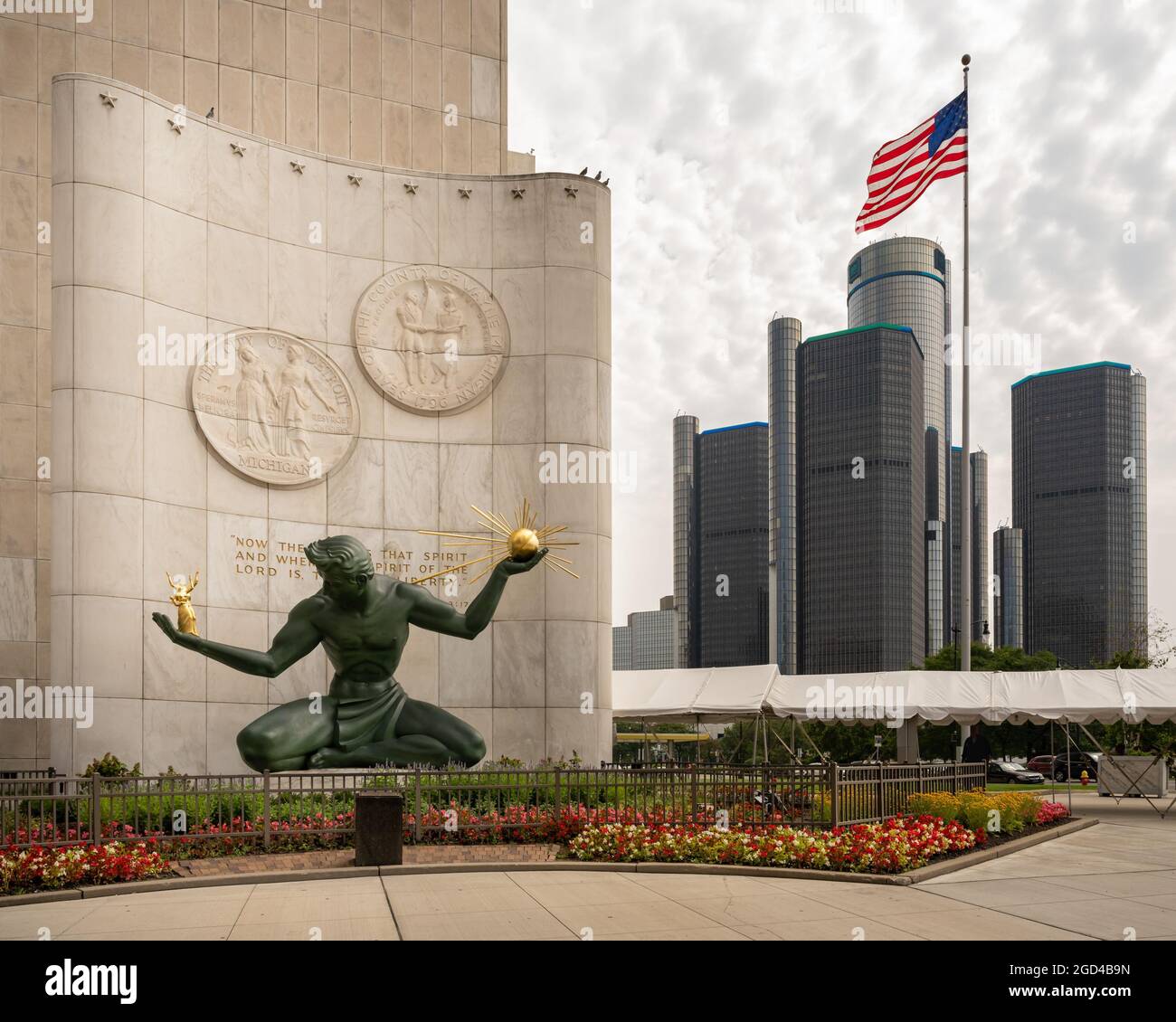 DETROIT, MI/USA - 06 AOÛT 2021 : The Spirit of Detroit and Renaissance Centre, au Coleman Young Municipal Centre, sur Woodward Avenue, à Detroit Banque D'Images