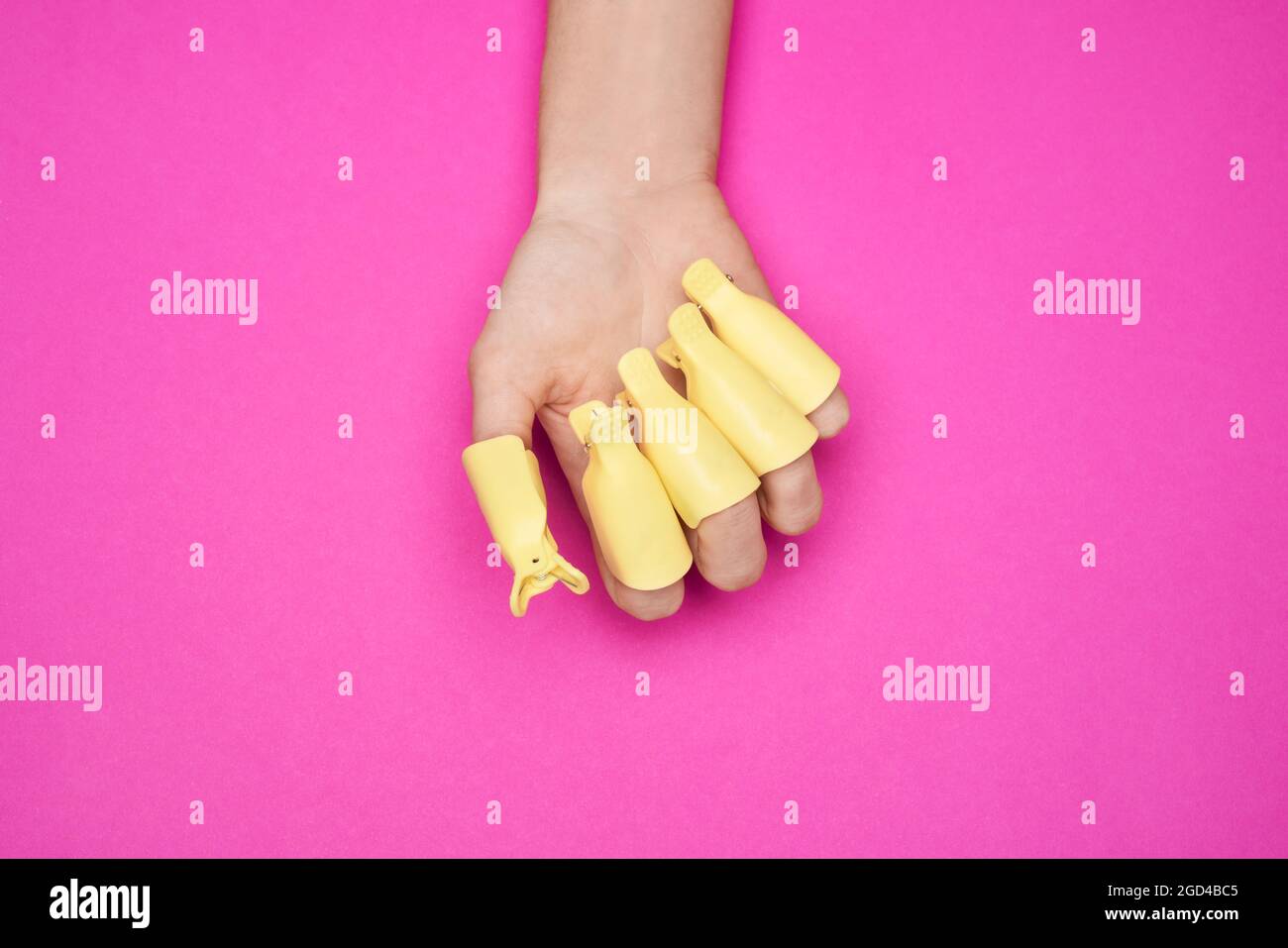 Une main femme avec jeu de femmes en plastique vernis à ongles art trempage  de bouchon clip UV gel dissolvant outil d'emballage pour le soin des ongles  à la maison shellac sur