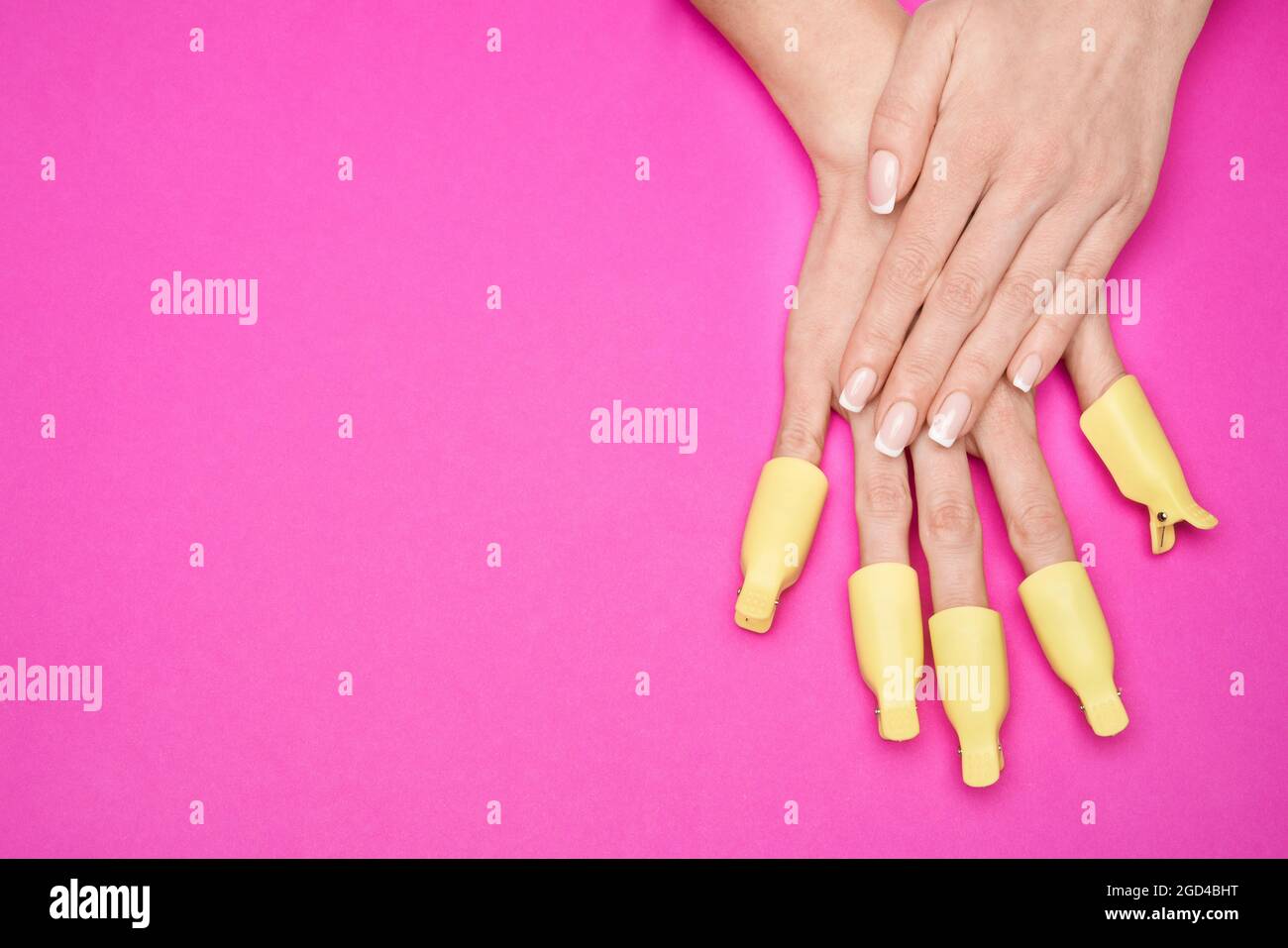 Une main femme avec jeu de femmes en plastique vernis à ongles art trempage  de bouchon clip UV gel dissolvant outil d'emballage pour le soin des ongles  à la maison shellac sur
