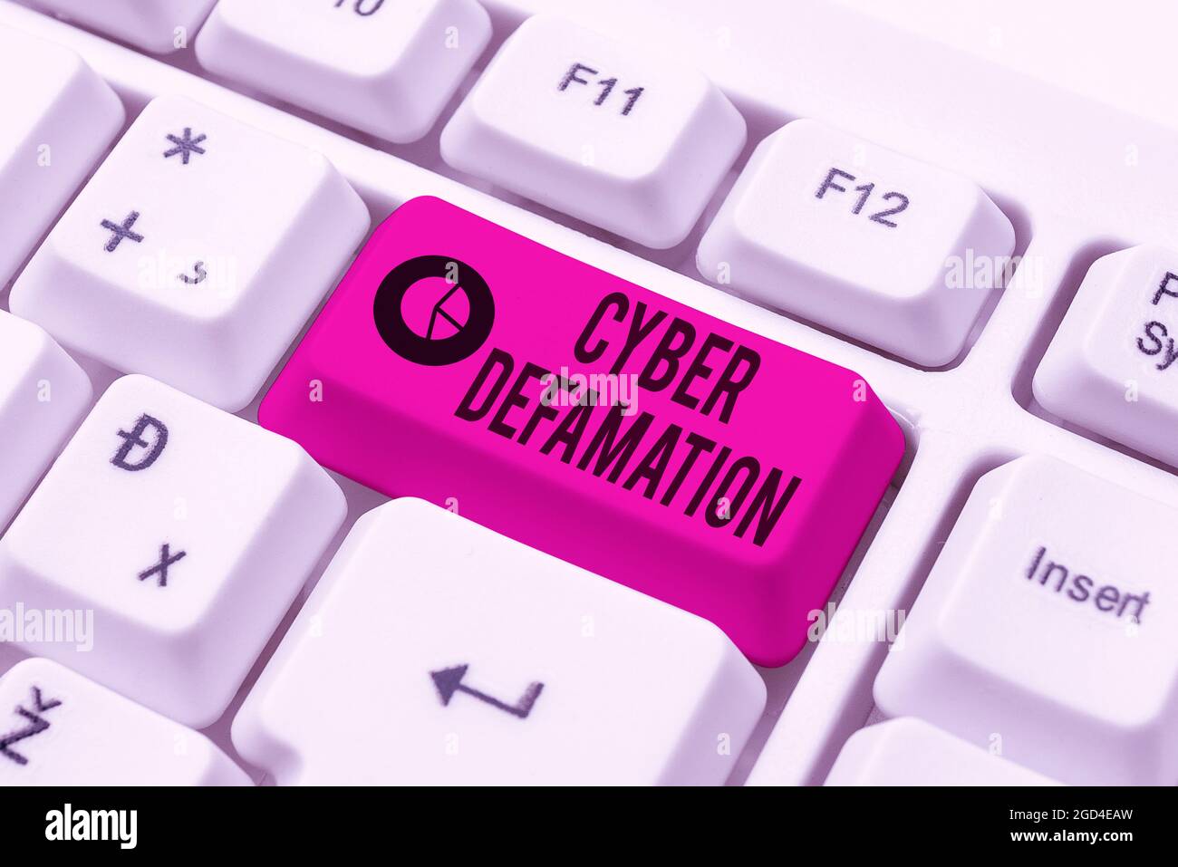 Signe écrit à la main Cyber Defamation. Internet concept calomnie menée par les médias numériques habituellement par Internet offrant des leçons et des conseils de dactylographie de vitesse Banque D'Images