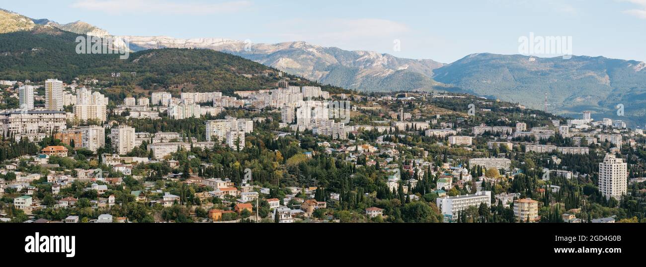 Crimée, Yalta, paysage de la ville. Vue sur l'architecture et les montagnes environnantes. Banque D'Images