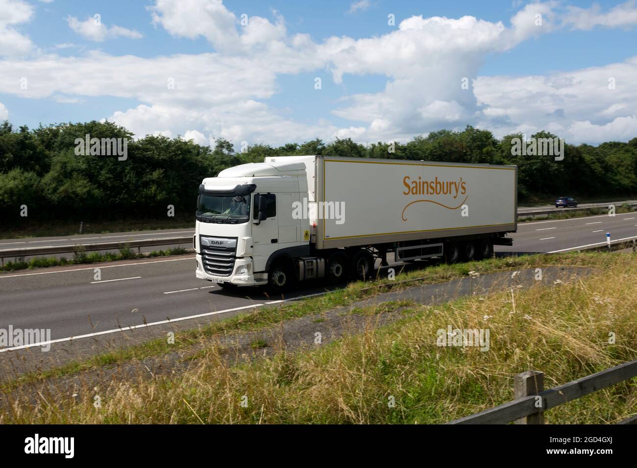 Un camion de Sainsbury sur l'autoroute M40, Warwickshire, Angleterre, Royaume-Uni Banque D'Images