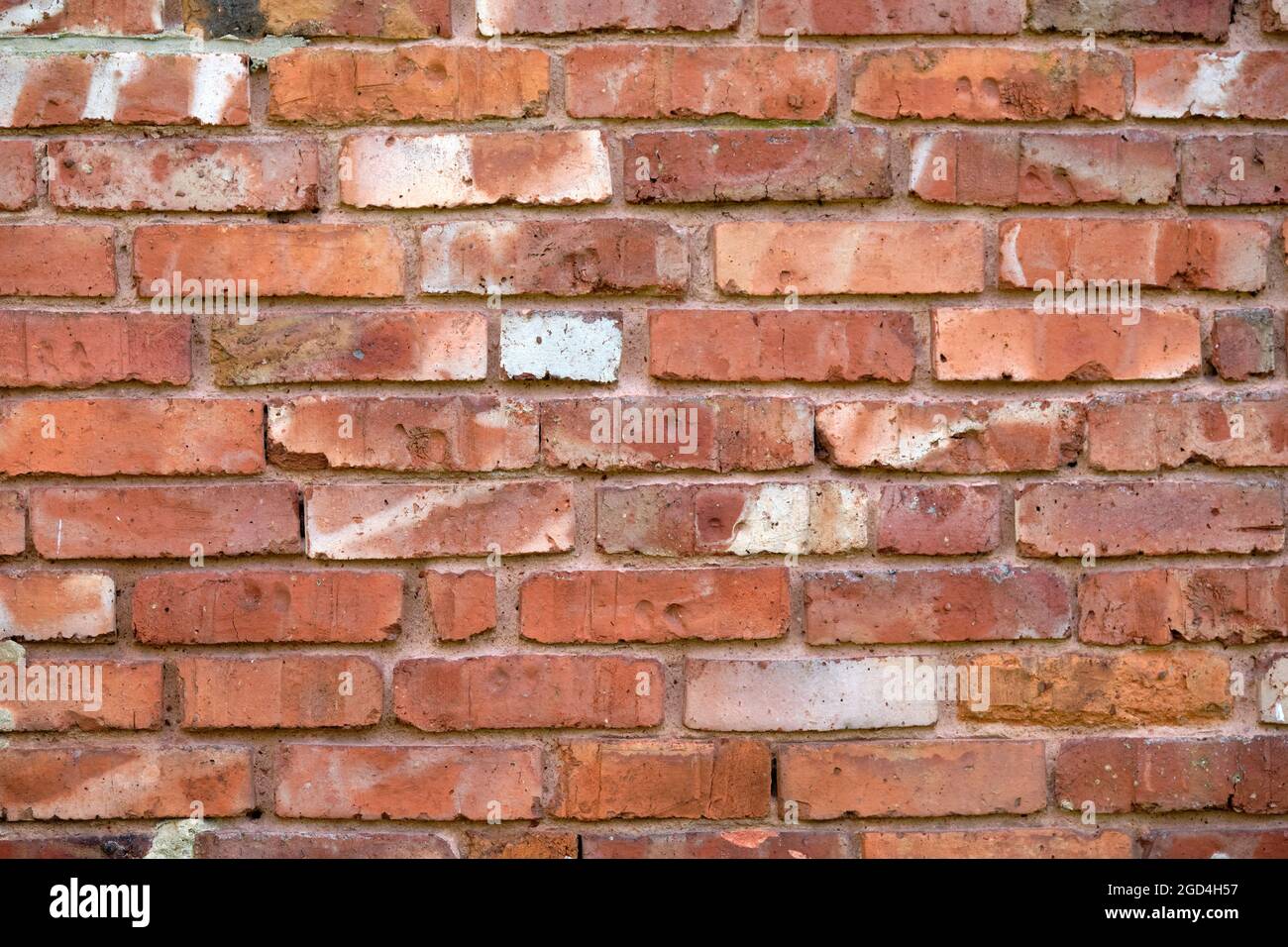 Gros plan d'un vieux mur en briques rouges comme arrière-plan. Vu en Allemagne en juillet. Banque D'Images