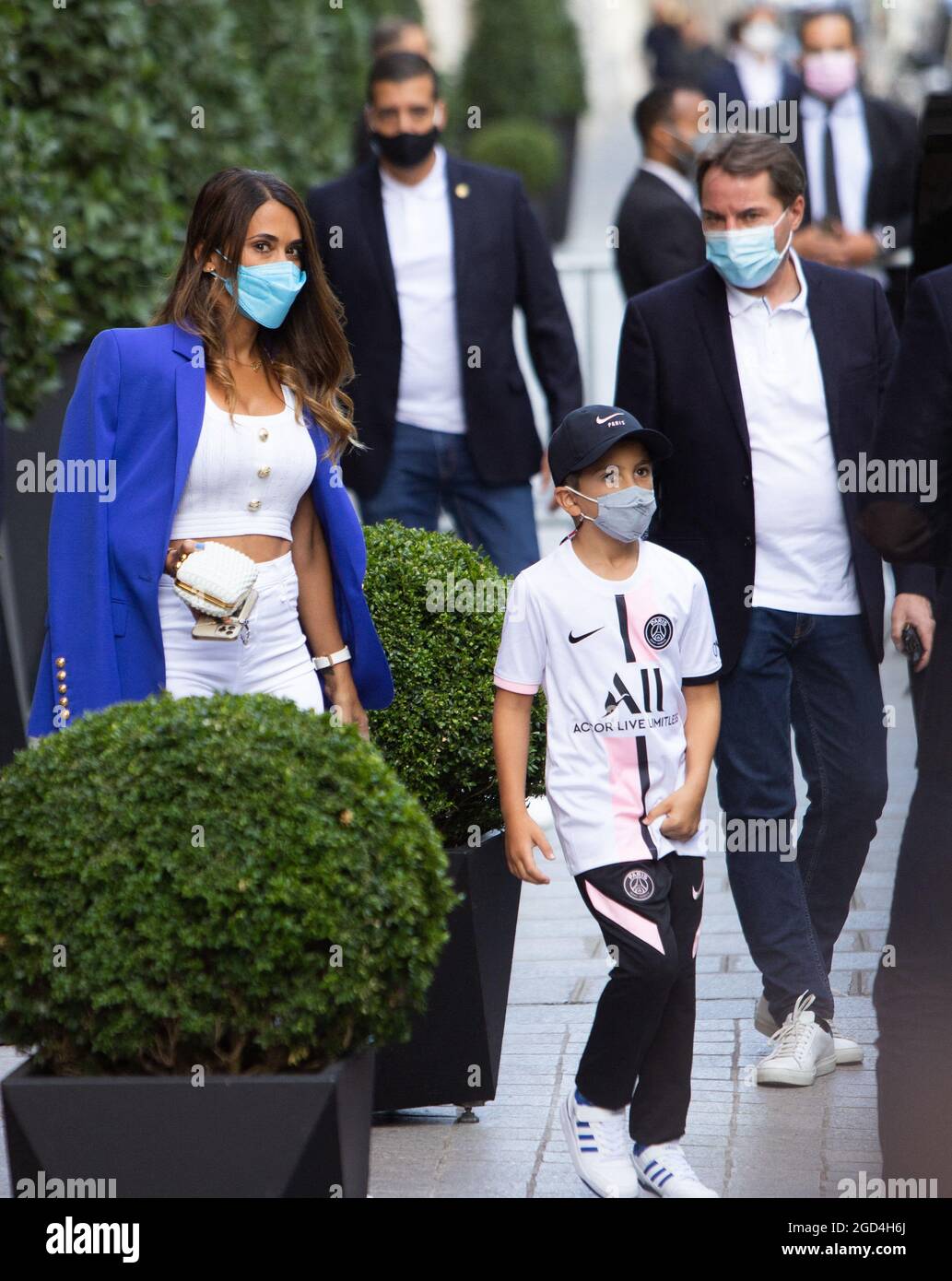 Paris, France. 11 août 2021. Lionel Messi, sa femme Antonella Ratoccuzzo et leurs enfants quittent l'hôtel Royal Monceau Palace en route pour une conférence de presse le 11 août 2021 à Paris, France. Messi a signé le 10 août 2021 un accord de deux ans avec PSG avec l'option d'une année supplémentaire. L'homme de 34 ans portera le numéro 30 à Paris, le numéro qu'il avait quand il a commencé sa carrière professionnelle à Barca. Photo de Raphael Lafargue/ABACAPRESS.COM crédit: Abaca Press/Alay Live News Banque D'Images