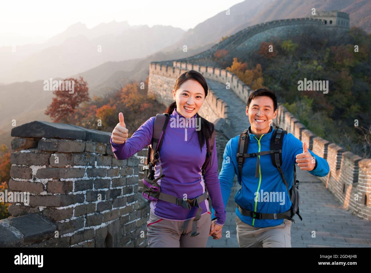 Un jeune couple fait le pouce sur la Grande Muraille Banque D'Images