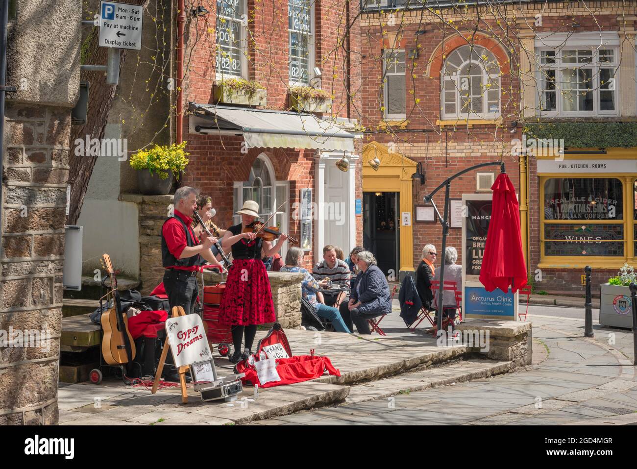 Bus de la ville du Royaume-Uni, vue en été de musiciens de bus à Fore Street à Totnes, Devon, Angleterre, Royaume-Uni Banque D'Images