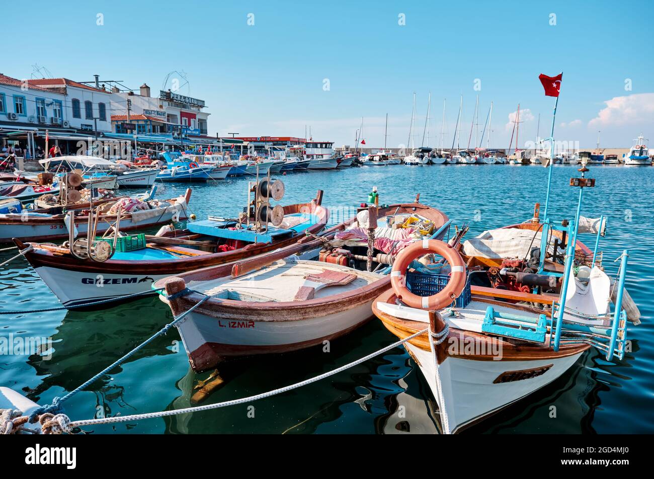 Urla, Izmir, Turquie - juin 2021 : bateaux de pêche amarrés au port ou au port d'Urla Iskele en Turquie. Sites touristiques de Turquie. Banque D'Images