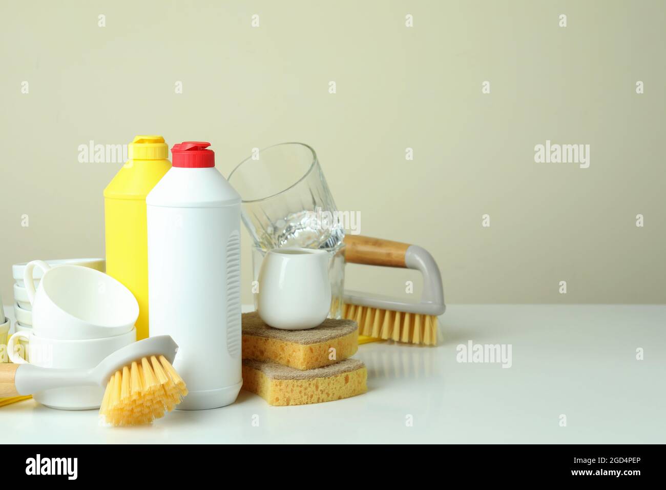 Concept des différents accessoires de détergent pour lave-vaisselle sur la table blanche Banque D'Images
