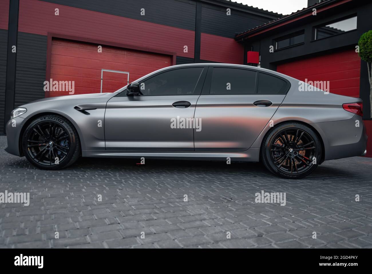Ukraine, Odessa - 8 juillet 2021 : BMW M5 Platinum. Une voiture sport de  luxe à volant noir et gris mat sur le parking vide Photo Stock - Alamy