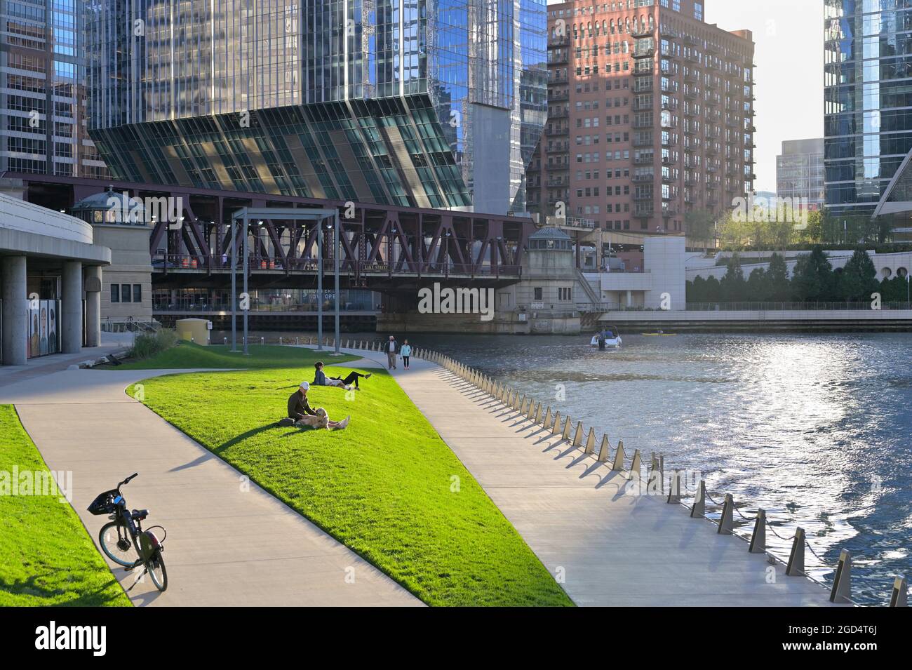 Le Riverwalk offre une vue imprenable sur l'horizon architectural le long de la rivière Chicago, Chicago il Banque D'Images