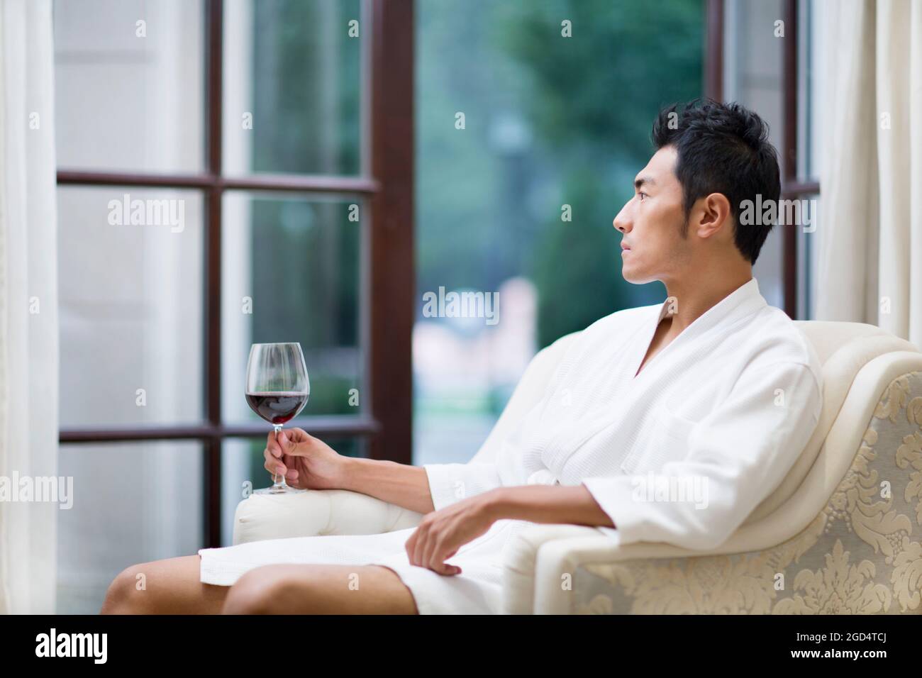 Jeune homme en peignoir, au vin Photo Stock - Alamy