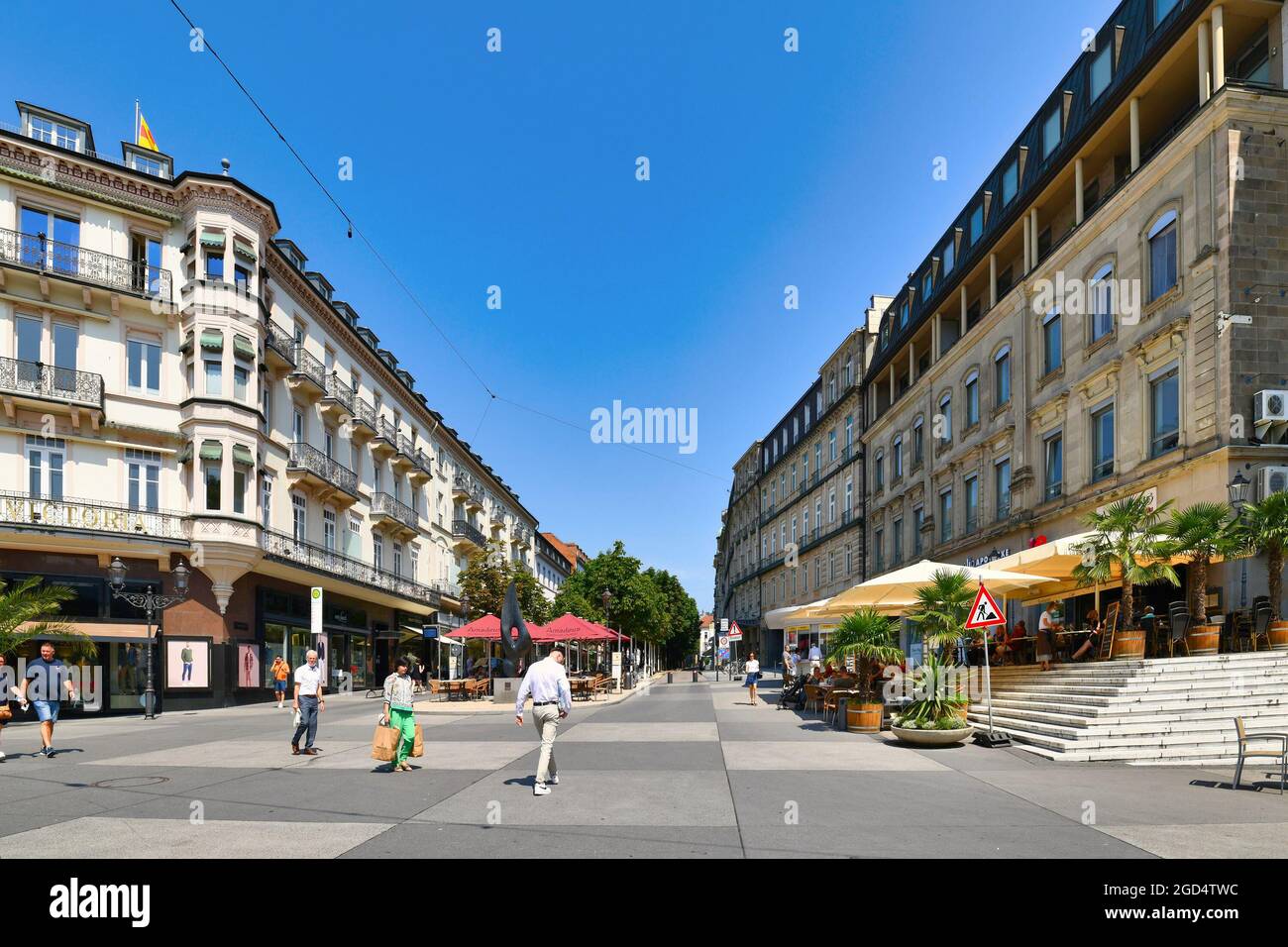 Baden-Baden, Allemagne - juillet 2021 : place de la ville appelée « Leopoldsplatz » dans le centre historique de la ville thermale de Baden-Baden par une belle journée d'été Banque D'Images