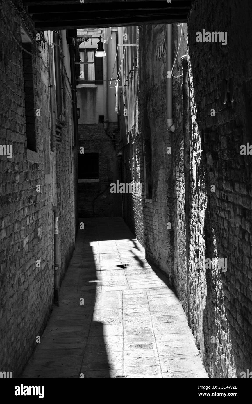 vue étroite sur la rue d'une impasse quelque part à venise en dehors du tourisme de masse à l'été 2020 Banque D'Images