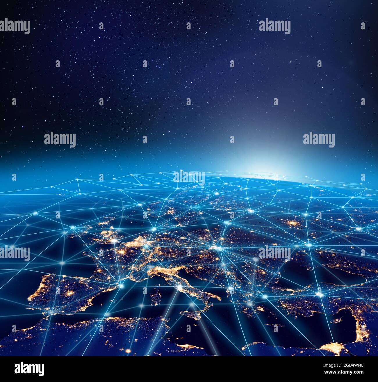 Planète Terre, lumières de ville d'Europe et infrastructure de réseau numérique mondial. Quelques éléments de l'image fournie par la NASA. Banque D'Images