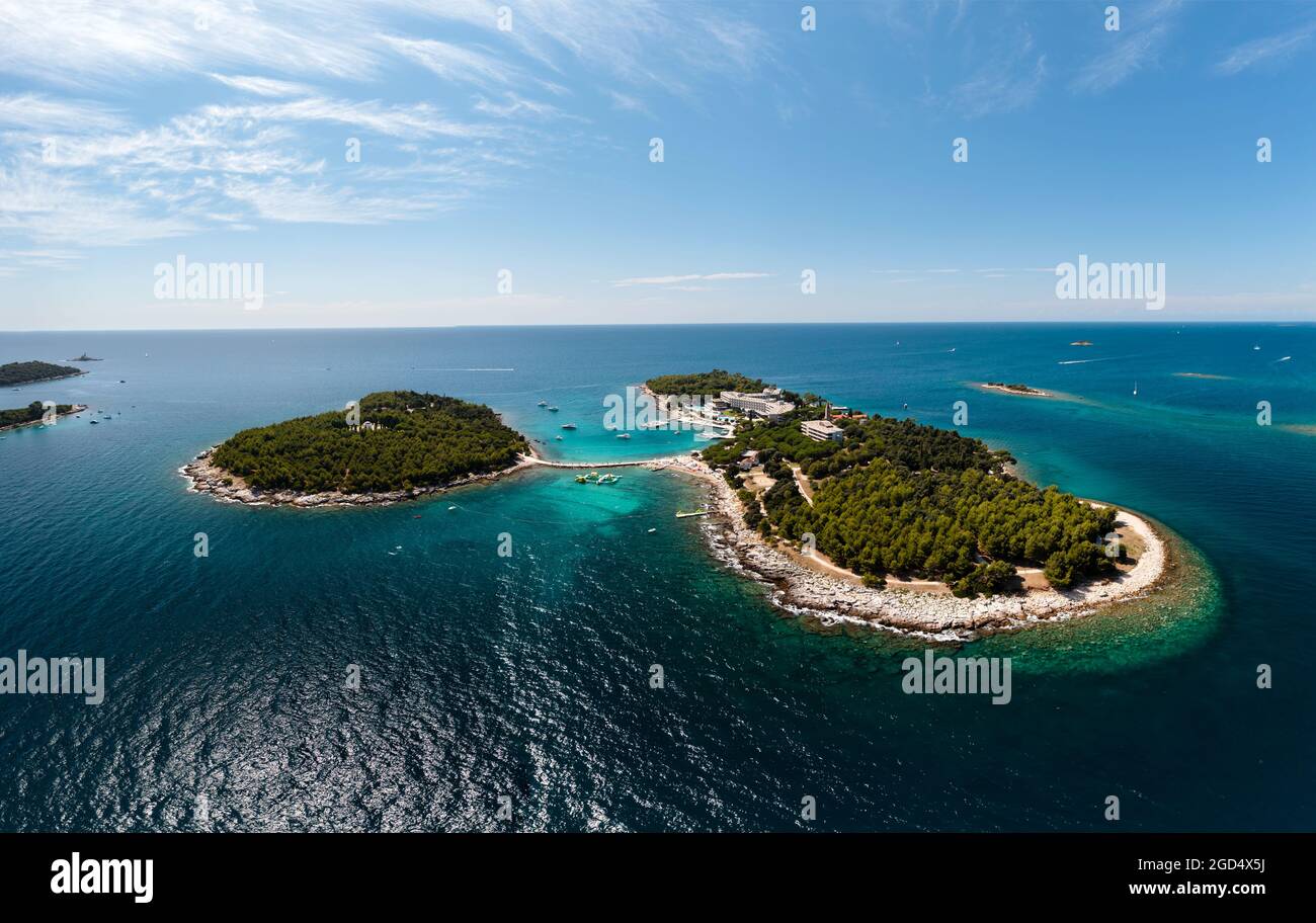 Île rouge près de la ville de Rovinj en Croatie. Le nom croate est Otocic Maskin. Il y a un hôtel, un parc aquatique, un monument de chruch et des plages incroyables Banque D'Images