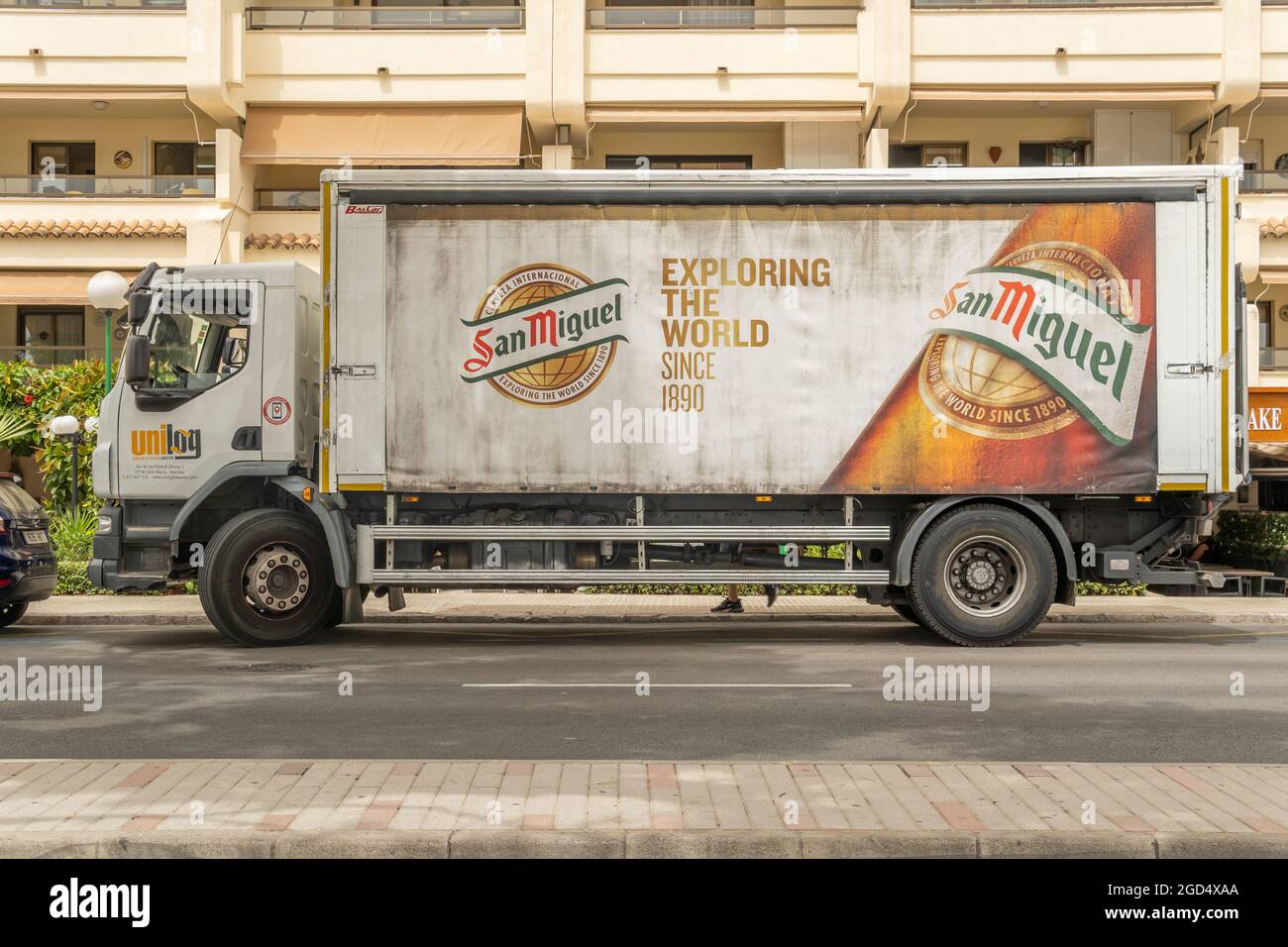 Palmanova, Espagne; juillet 10 2021 : camion de livraison de bière San Miguel stationné dans la ville touristique de Palmanova, sur l'île de Majorque Banque D'Images