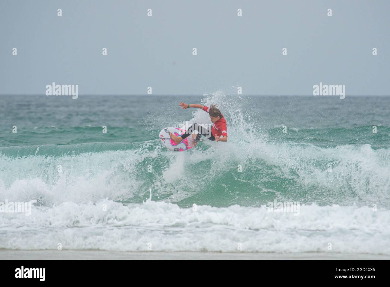 Watergate Bay, Cornwall, Royaume-Uni. 11 août 2021. Concurrents de la première grande compétition de surf au Royaume-Uni depuis plus de 2 ans. Credit: Jonathan Ward/Alamy Live News Credit: Jonathan Ward/Alamy Live News Banque D'Images