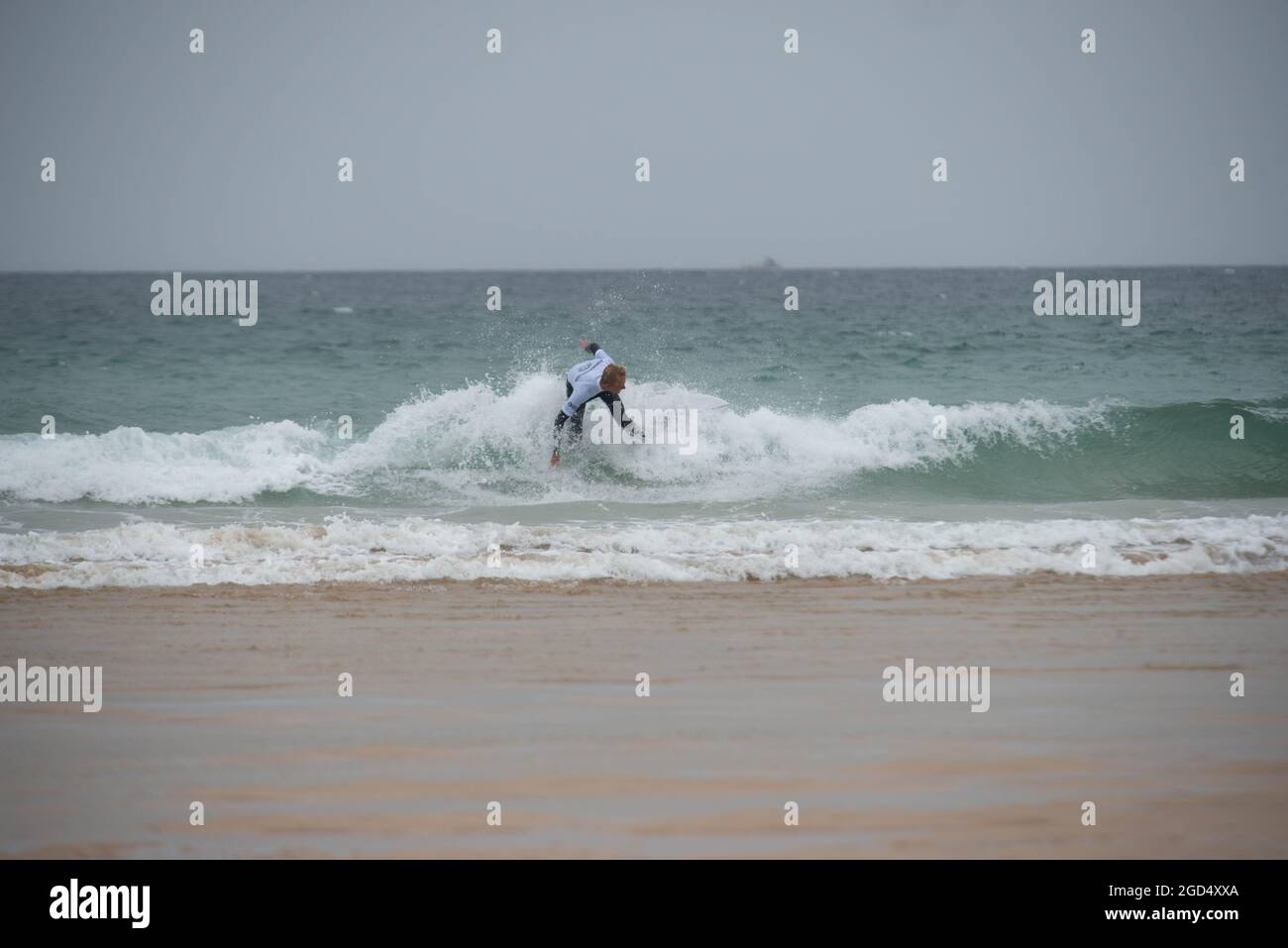 Watergate Bay, Cornwall, Royaume-Uni. 11 août 2021. Concurrents de la première grande compétition de surf au Royaume-Uni depuis plus de 2 ans. Credit: Jonathan Ward/Alamy Live News Credit: Jonathan Ward/Alamy Live News Banque D'Images