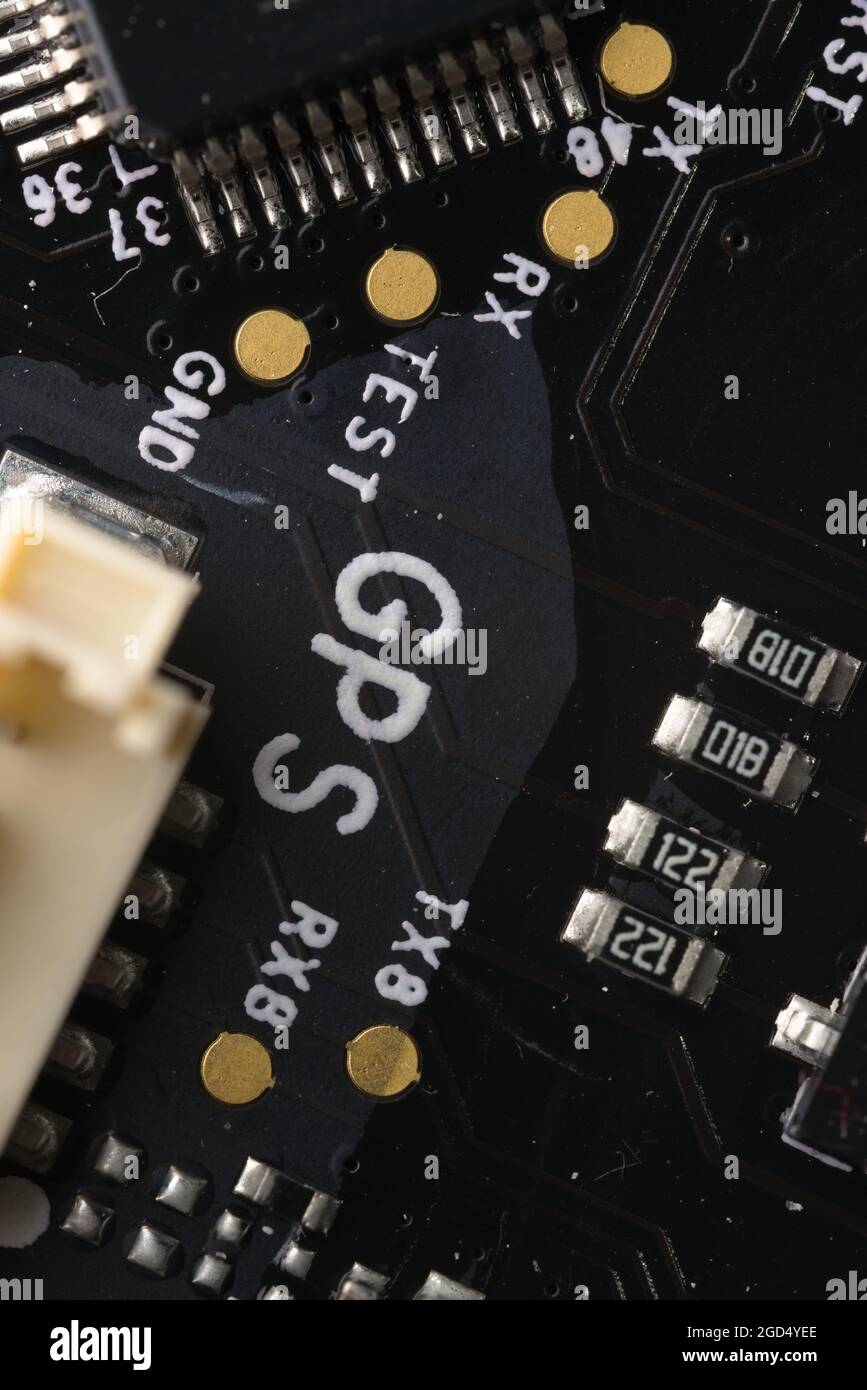 Composants liés au GPS sur la carte de circuit imprimé du pilote automatique de drone. Image macro très détaillée des circuits électroniques. Technologie moderne dans les petits avions. Banque D'Images