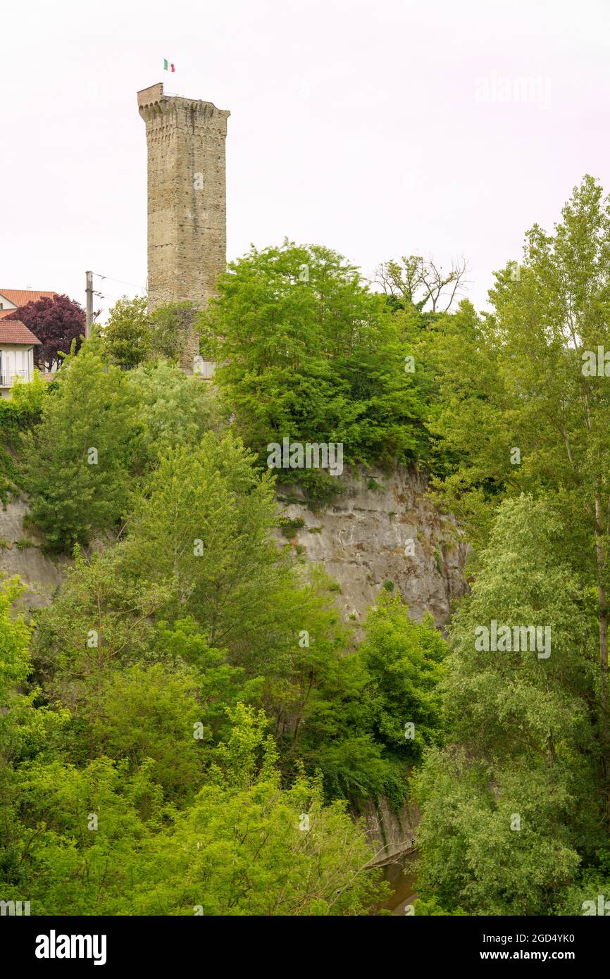 Ruine de la tour médiévale de Visone, province d'Alessandria, Piémont, Italie, près d'Acqui terme Banque D'Images