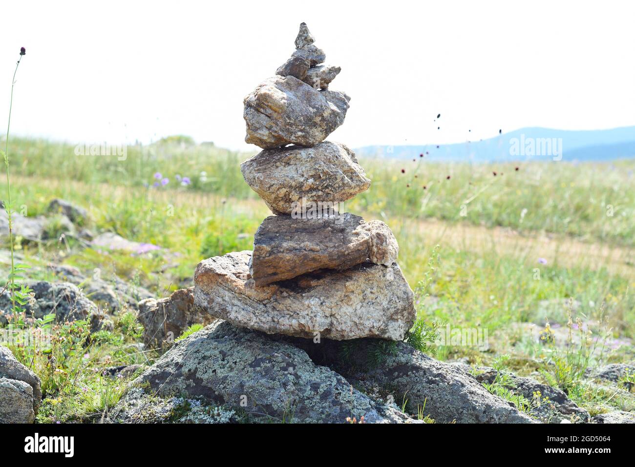 Rock balancing comme symbole de religion de chamanisme dans l'île d'Olkhon, en Russie Banque D'Images