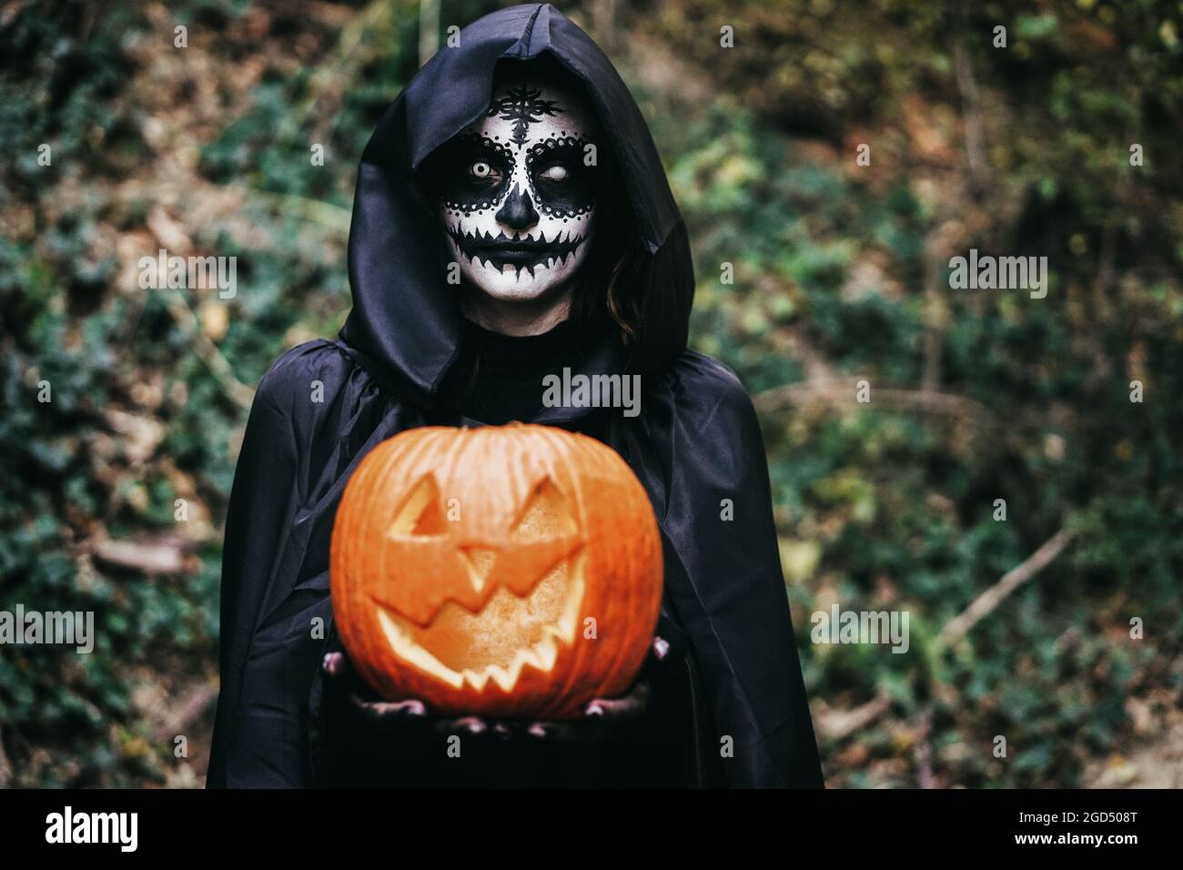 Jeune fille portant une mysterieuse robe d Halloween tenant la citrouille effrayante Focus sur le visage Photo Stock Alamy
