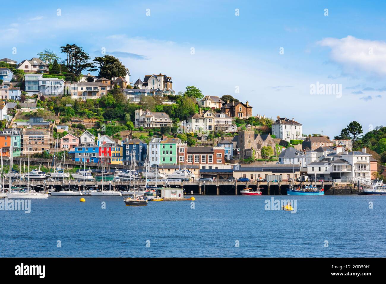 Kingjure Devon UK, vue sur la rivière Dart en été vers la ville pittoresque de KIngjure, South Hams, Devon, Angleterre, Royaume-Uni Banque D'Images