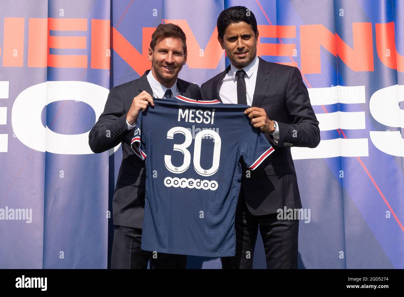 Nasser Al-Khelaifi, président qatari de Paris Saint-Germain, pose aux côtés  du joueur de football argentin Lionel Messi, alors qu'il tient son maillot  numéro 30 lors d'une conférence de presse au club de