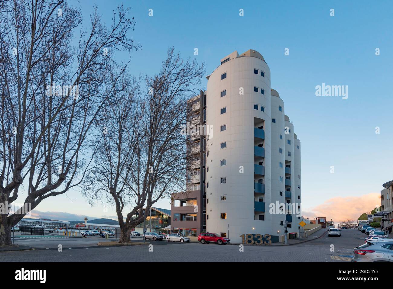 Construits à l'origine comme silos à grains près des quais de Hobart, ces 1951 structures ont été converties en appartements en 2001 avec vue sur le Derwent Banque D'Images