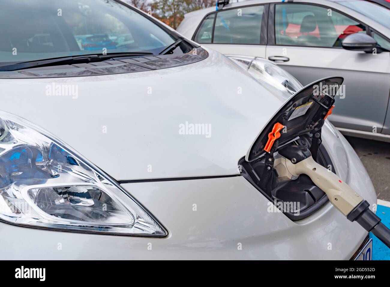 Un véhicule électrique Nissan Leaf (EV) est en train d'être rechargé dans un parking situé dans le centre de Hobart, en Tasmanie, en Australie. Recharge de voiture EV Banque D'Images