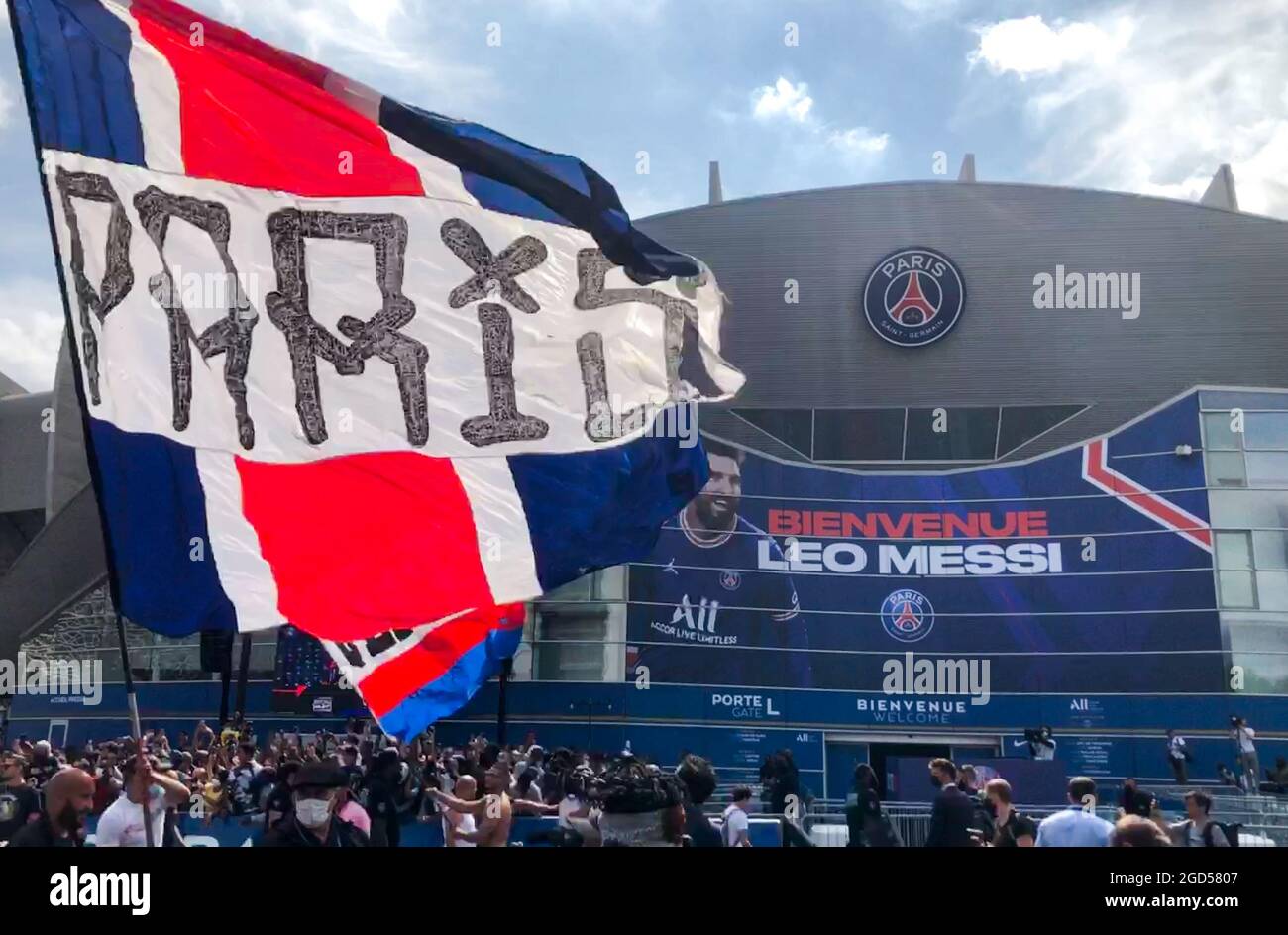 Paris, France. 11 août 2021. Les fans de Paris Saint-Germain F.C. saluent le nouveau joueur Lionel Messi lors de sa conférence de presse au stade du Parc des Princes. Le joueur argentin Leo Messi a signé un contrat de deux ans avec PSG avec la possibilité de prolonger d'un an. Crédit : Dmitry Orlov/TASS/Alay Live News Banque D'Images