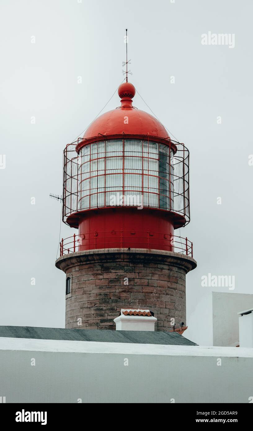 Phare rouge haut de détail - cap Saint Vincent, Sagres, Portugal Banque D'Images