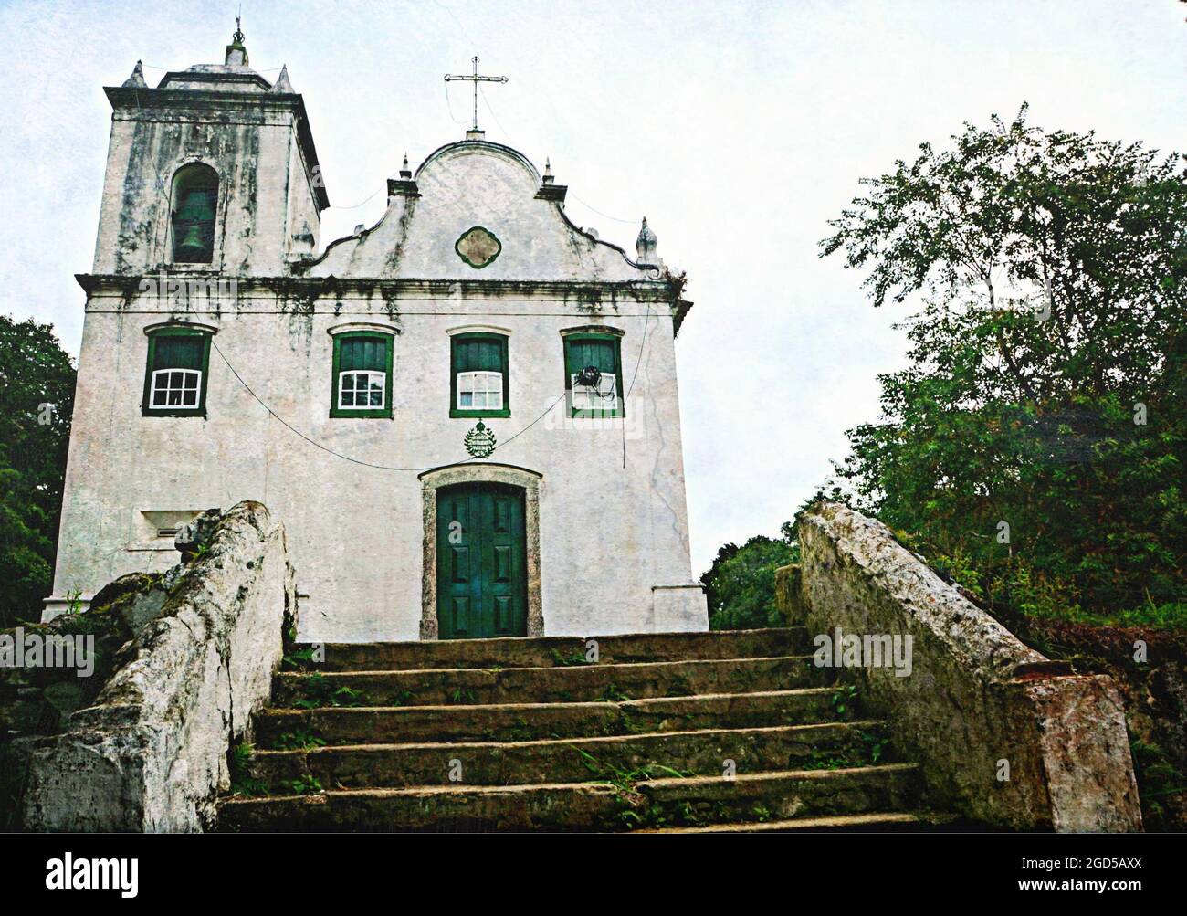 Paysage avec vue panoramique sur Paróquia Nossa Senhora da Conceição une ancienne paroisse à Ilha Grande do Piauí, Rio de Janeiro Brésil. Banque D'Images