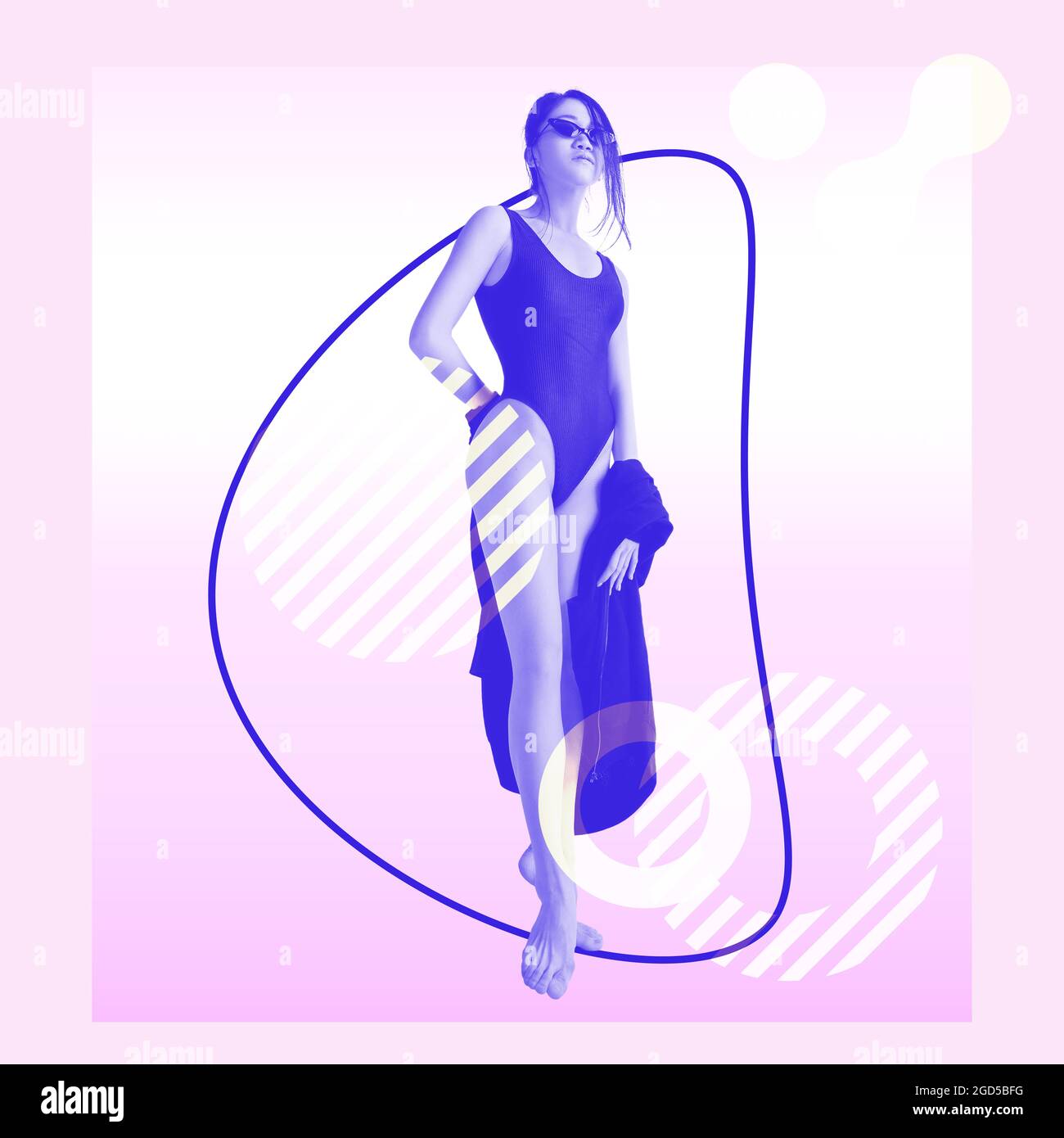 Affiche d'art contemporain. Jeune femme asiatique modèle en maillot de bain sur fond rose. Minimalisme funky. Banque D'Images