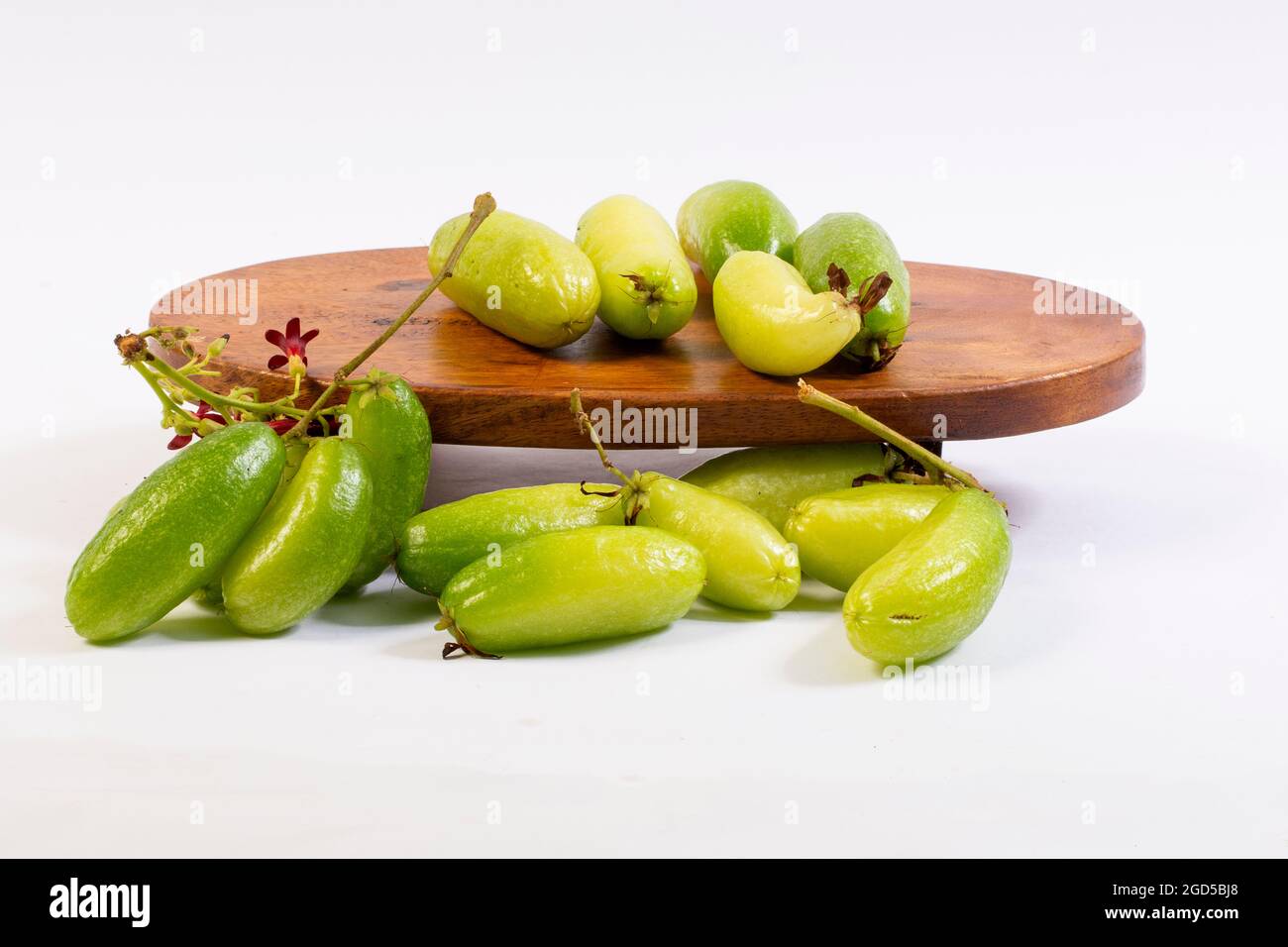 Averrhoa bilimbi ou l'ostréime d'arbre goût très aigre. Banque D'Images