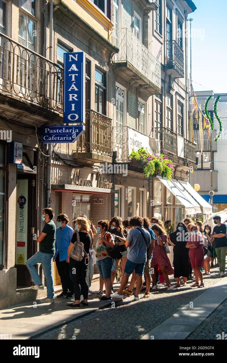 Viana do Castelo, Portugal - 30 juillet 2021 : longue file d'attente au célèbre Bakery-Cafe texte dans le centre de Viana do Castelo Pastelaria-Confeitaria Manuel Banque D'Images