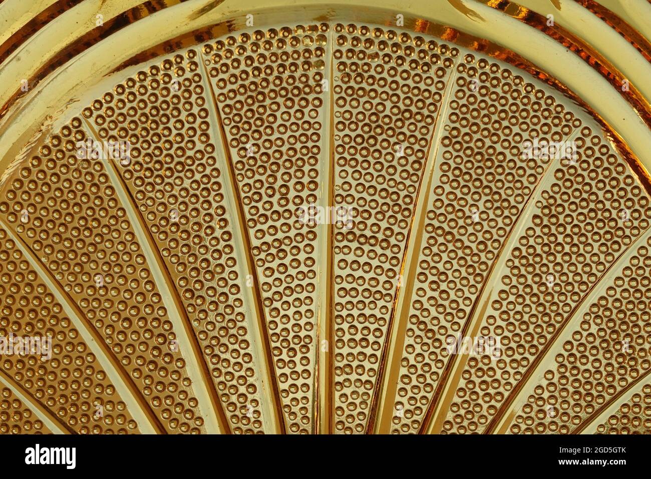 Détail du bol en verre jaune orange vintage avec lignes abstraites et motif cercles. Banque D'Images