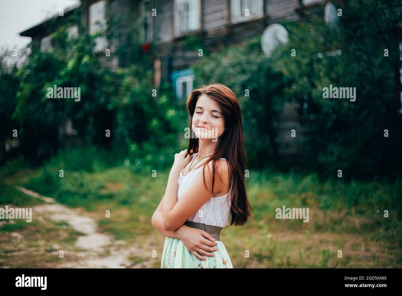 Close Up Portrait of Young Happy Beauty Hair Girl rouge dans la nature en été Park Banque D'Images