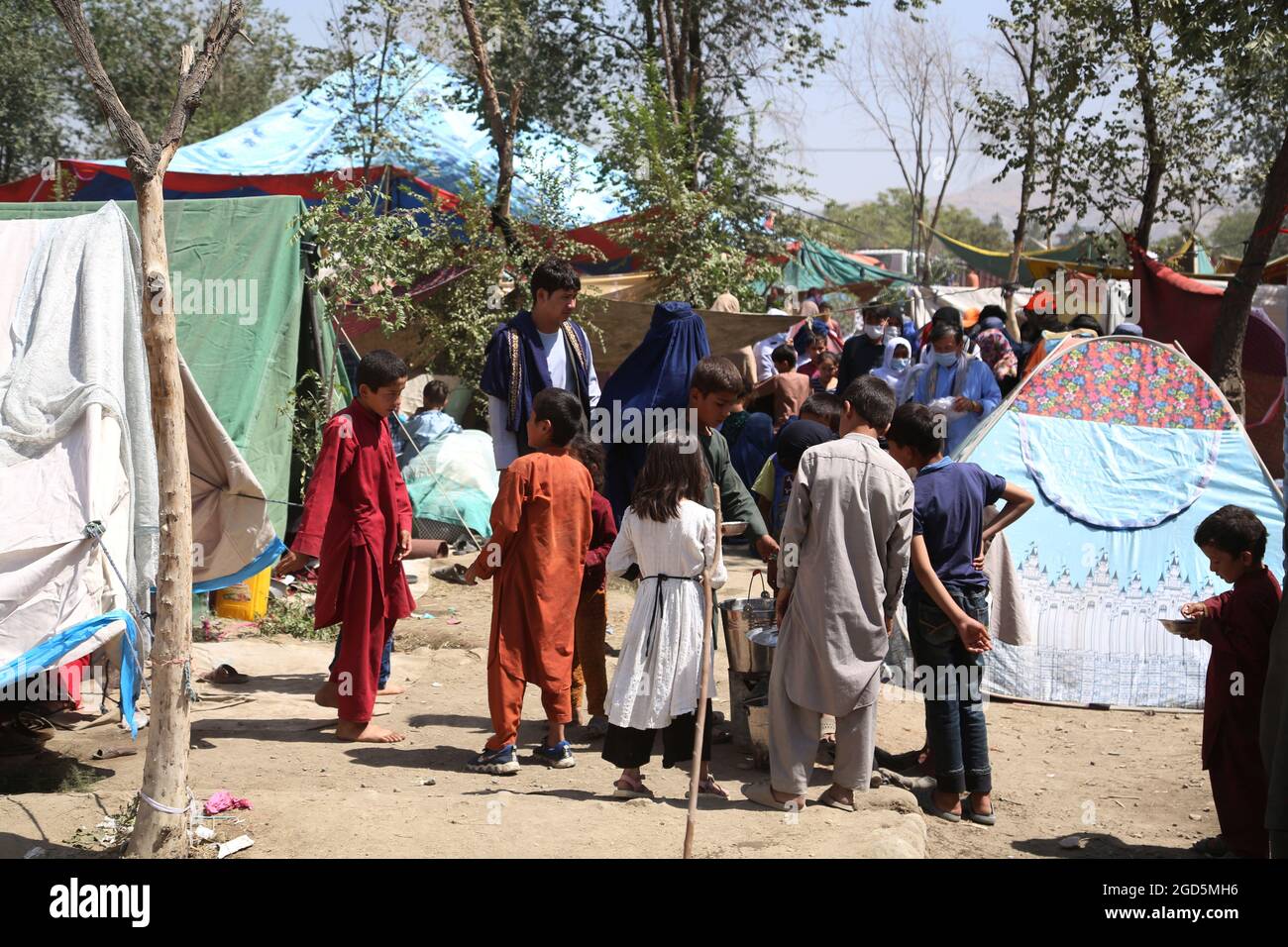 Kaboul, Afghanistan. 11 août 2021. Les Afghans déplacés qui ont fui leurs foyers pendant les combats se réfugient dans un parc public à Kaboul, en Afghanistan, le 11 août 2021. À Kaboul, la capitale de l'Afghanistan, des milliers de familles déplacées sont arrivées de la région du Nord, vivant dans des espaces ouverts et des parcs publics.POUR ALLER AVEC: '2 capitales provinciales supplémentaires tombent dans la main des talibans au nord de l'Afghanistan' Credit: Sayed Mominzadah/Xinhua/Alay Live News Banque D'Images