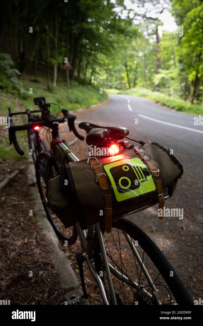 Vélo de route avec panneau de caméra PassPixie, Bowland, Royaume-Uni. Banque D'Images