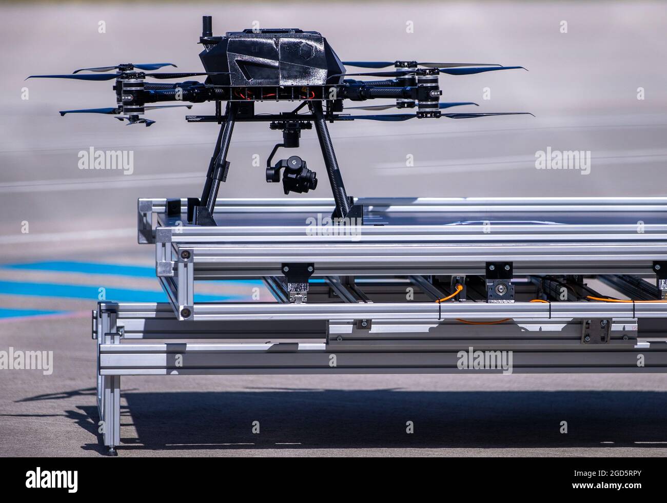 Laage, Allemagne. 11 août 2021. Après le premier vol, le drone du système  autonome de drone SE trouve sur la plate-forme d'atterrissage sur le  tablier de l'aéroport de Rostock-Laage. L'avion comprend un