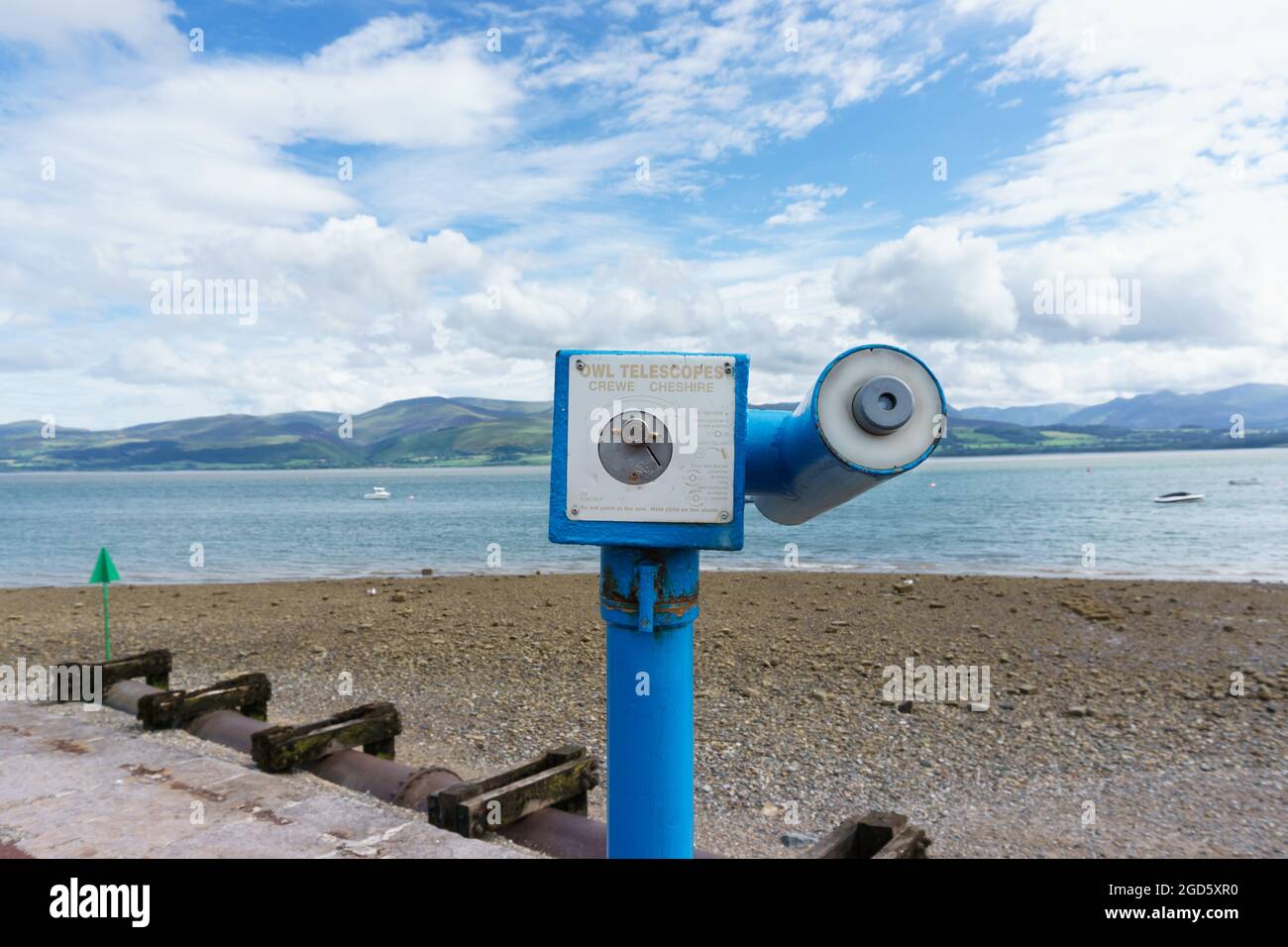 Le télescope d'observation touristique à pièces de la marque Owl, situé sur le front de mer à Beaumaris Anglesey, surplombe le détroit de Menai Banque D'Images