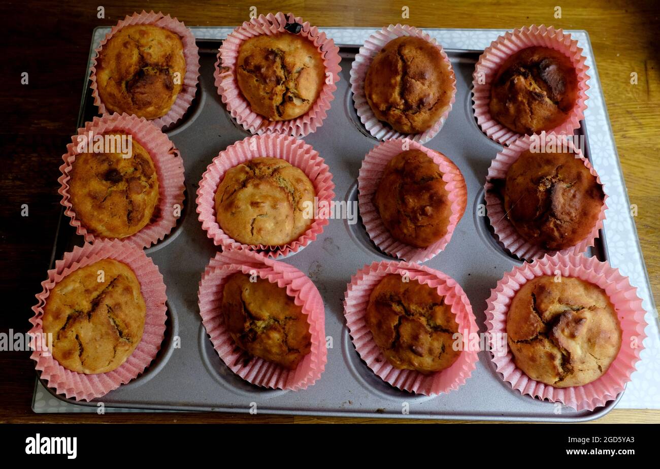 plateau de gâteaux en forme de tasse de muffin dans un plateau métallique sturry kent uk août 2021 Banque D'Images