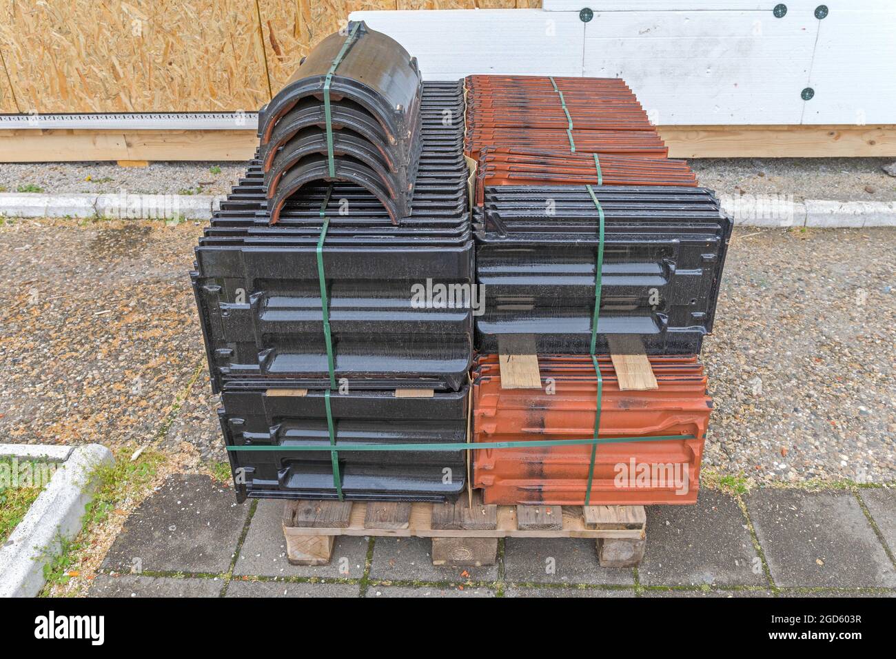 Palette de tuiles de toit sur le site de construction de la maison Photo  Stock - Alamy